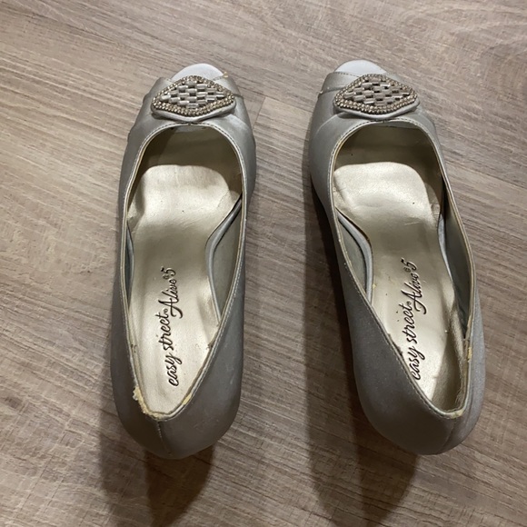 Easy Street Alive 5 Silver Shoes | Size 7 - Picture 3 of 9